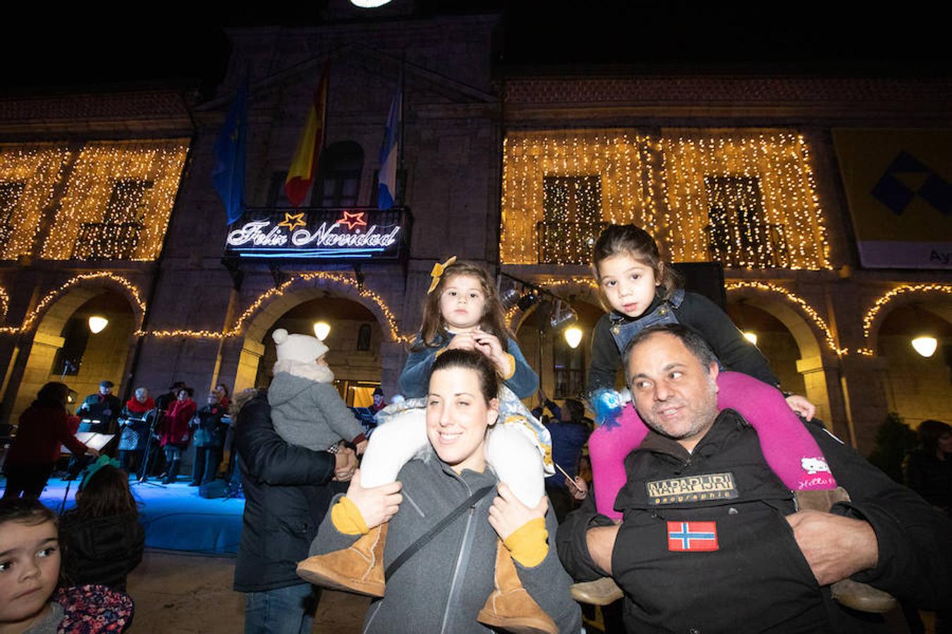 Las calles del casco histórico de Avilés y del barrio de La Luiz ya lucen el alumbrado navideño tras el acto simbólico celebrado en la plaza de España.