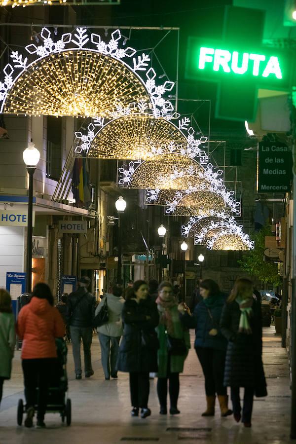 Las calles del casco histórico de Avilés y del barrio de La Luiz ya lucen el alumbrado navideño tras el acto simbólico celebrado en la plaza de España.