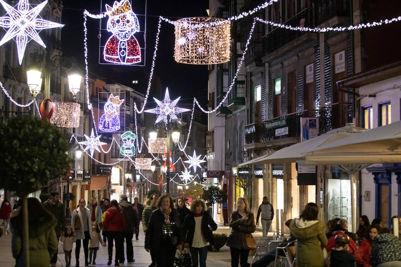 Las calles del casco histórico de Avilés y del barrio de La Luiz ya lucen el alumbrado navideño tras el acto simbólico celebrado en la plaza de España.