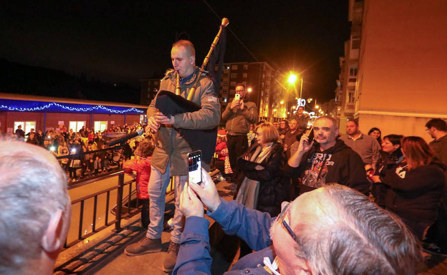 Las calles del casco histórico de Avilés y del barrio de La Luiz ya lucen el alumbrado navideño tras el acto simbólico celebrado en la plaza de España.