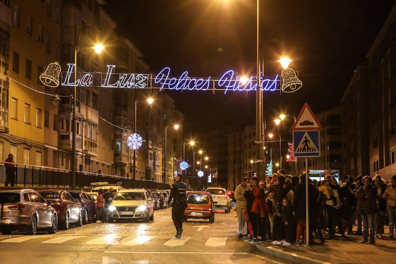 Las calles del casco histórico de Avilés y del barrio de La Luiz ya lucen el alumbrado navideño tras el acto simbólico celebrado en la plaza de España.