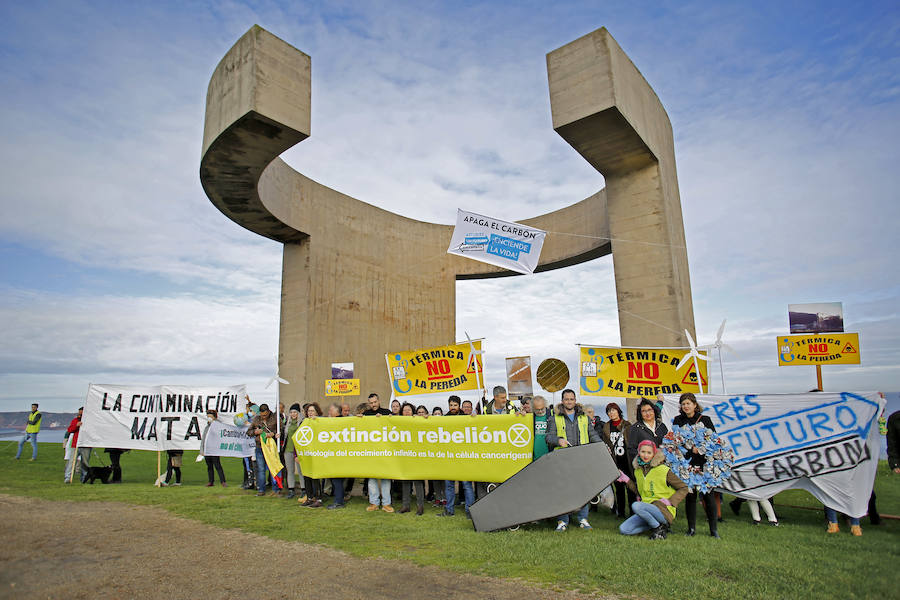 Unas 200 personas se han manifestado este sábado en Gijón en contra del uso del carbón como combustible y la generación eléctrica de las térmicas