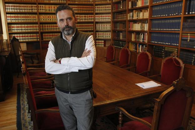 Ricardo Fernández, concejal de Seguridad Ciudadana, en la biblioteca del Ayuntamiento. 