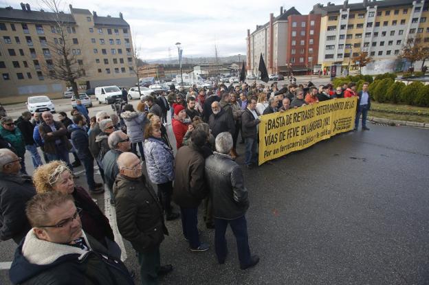 Más de doscientas personas pidieron ayer en Langreo que no se corte la línea Gijón-Laviana. 