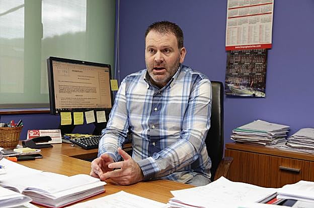 José Manuel Abeledo, en su despacho del Ayuntamiento de Onís. 