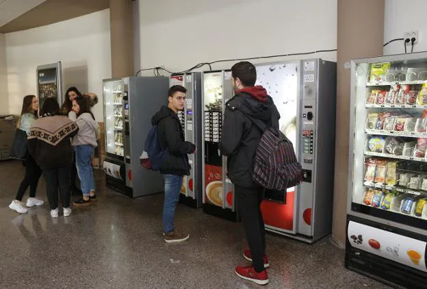 Varios jóvenes, en la zona del aulario sur de la Escuela Politécnica destinada a máquinas de vending. 