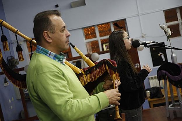 Noemí Alonso, de Grado, acompañada de la gaita, en el escenario de La Nueva. 