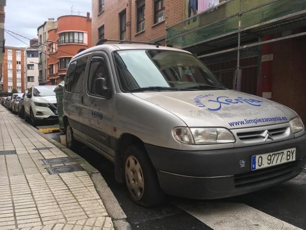 Vehículos con las ruedas pinchadas en la calle Balagón. 