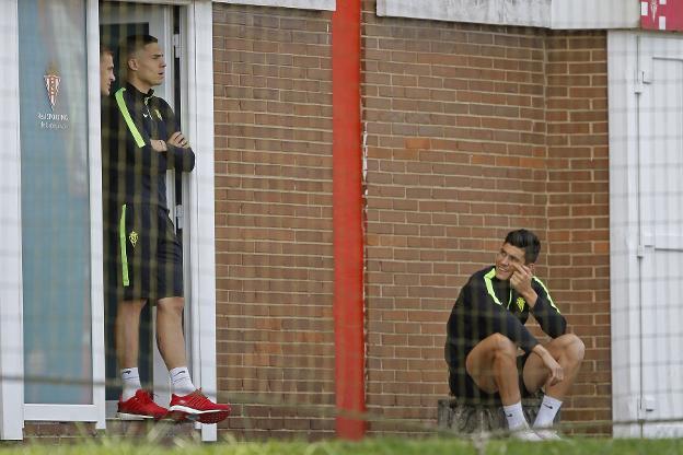 Uros Djurdjevic observa el entrenamiento desde el vestuario. 