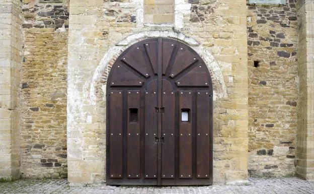 La nueva puerta de castaño de San Miguel de Lillo, idéntica a la que se instaló durante los años 60, de estilo neohistoricista.