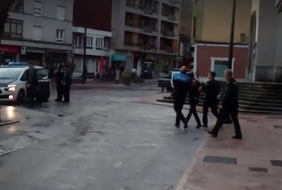 Tres personas han sido detenidas tras acceder al interior de la sucursal del Banco Santander situada en el centro de la villa, en la plaza Alfonso X el Sabio, con la intención de robarlo.