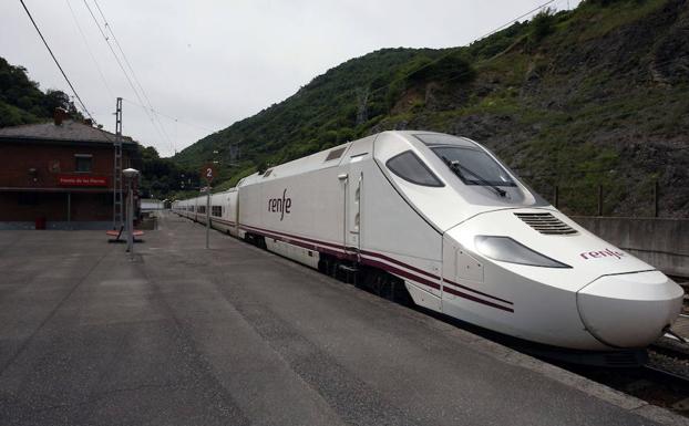 Un tren Alvia en la estación de ferrocarril de Puente los Fierros.