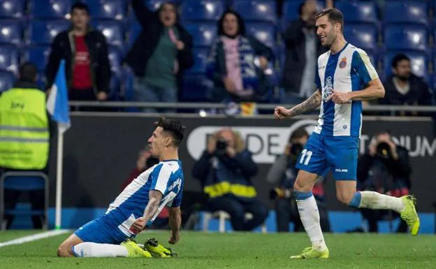 Hernán Pérez celebra su gol al Cádiz.