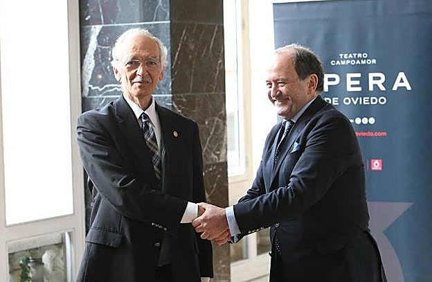 Jaime Martínez saluda a su sucesor Juan Carlos Rodríguez-Ovejero. 