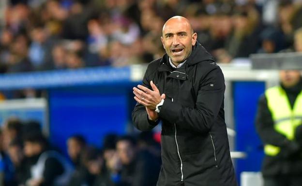 Abelardo da instrucciones desde la banda durante un partido del Alavés.