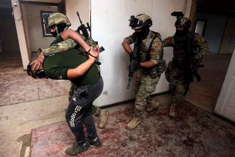 Los miembros de la unidad militar de Respuesta Rápida de Irak participan en un entrenamiento antiterrorista en una base militar dentro del Aeropuerto Internacional de Bagdad. Los ejercicios se llevan a cabo durante un período de cuatro meses en cooperación con las fuerzas italianas en el país
