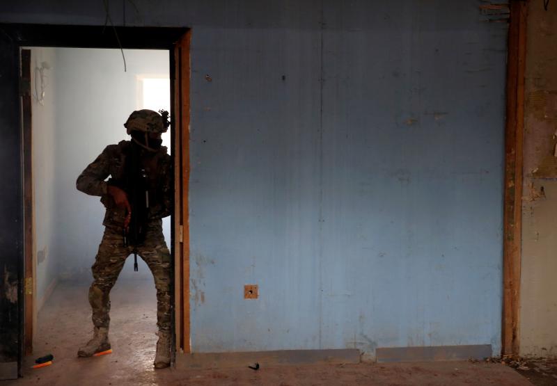 Los miembros de la unidad militar de Respuesta Rápida de Irak participan en un entrenamiento antiterrorista en una base militar dentro del Aeropuerto Internacional de Bagdad. Los ejercicios se llevan a cabo durante un período de cuatro meses en cooperación con las fuerzas italianas en el país