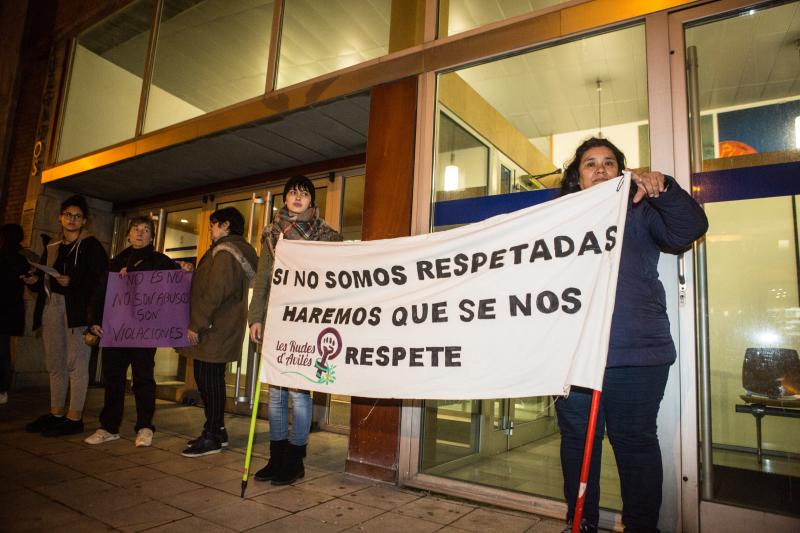 La región protesta contra la decisión del Supremo de mantener la condena de 9 años por abuso sexual y no por violación a los cinco jóvenes.