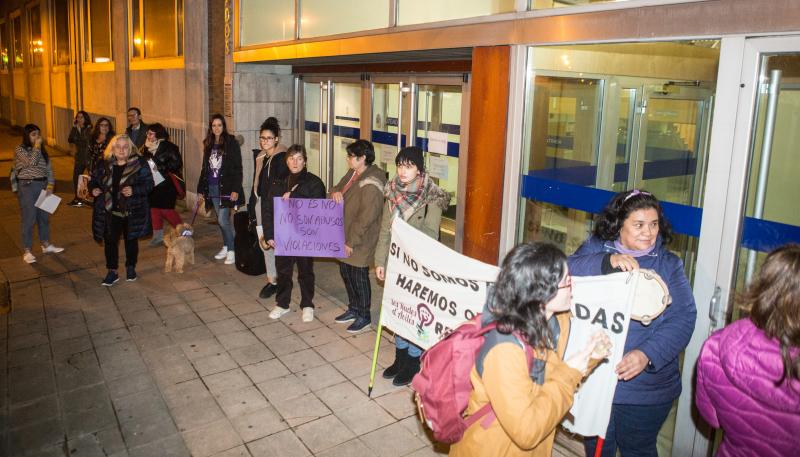 La región protesta contra la decisión del Supremo de mantener la condena de 9 años por abuso sexual y no por violación a los cinco jóvenes.