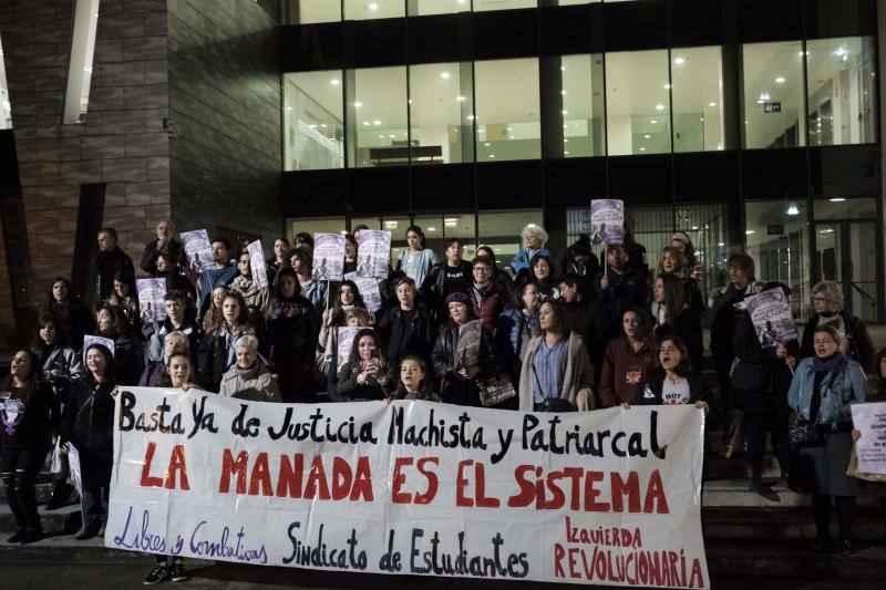 La región protesta contra la decisión del Supremo de mantener la condena de 9 años por abuso sexual y no por violación a los cinco jóvenes.