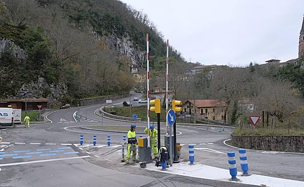 Barreras instaladas en el acceso a los Lagos de Covadonga (Asturias)