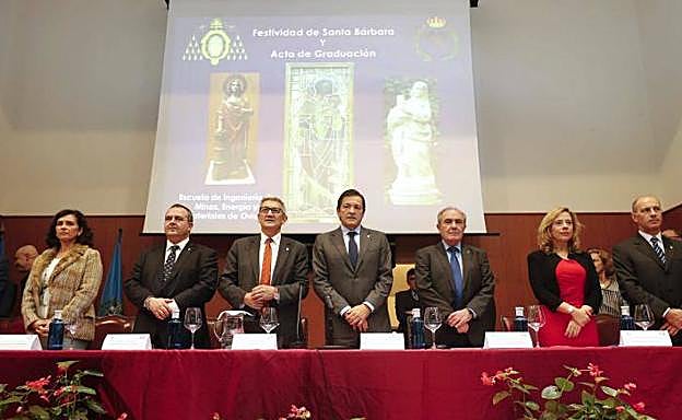El presidente del Principado, Javier Fernández, el rector de la Universidad de Oviedo, Santiago García Granda, y autoridades académicas, al inicio del acto académico de la festividad de Santa Bárbara, patrona de la Escuela de Minas. 