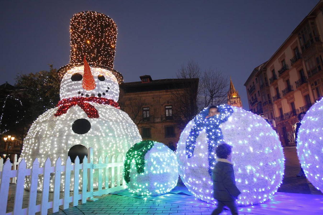 El alcalde de la capital asturiana fue el encargado de encender el entramado de luces y colores que llega a 215 calles de la ciudad y de la zona rural 