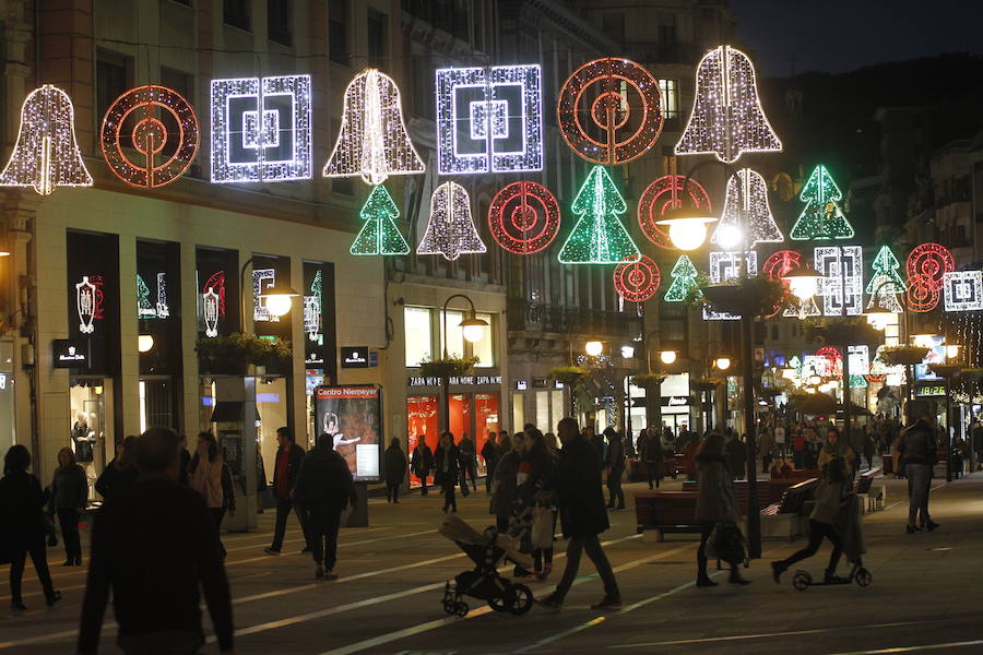 El alcalde de la capital asturiana fue el encargado de encender el entramado de luces y colores que llega a 215 calles de la ciudad y de la zona rural 