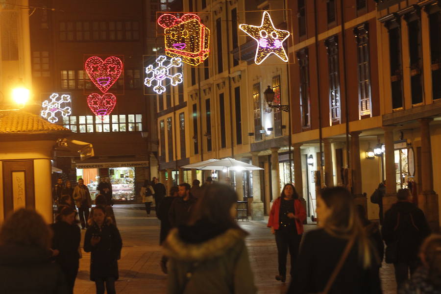 El alcalde de la capital asturiana fue el encargado de encender el entramado de luces y colores que llega a 215 calles de la ciudad y de la zona rural 