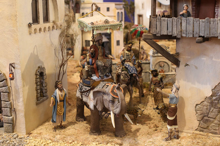 Oviedo ya tiene su Belén en la Plaza de Trascorrales, inaugurado por la presidenta de la Asociación Belenista de Oviedo, Eulalia Nacimiento