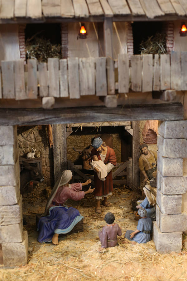 Oviedo ya tiene su Belén en la Plaza de Trascorrales, inaugurado por la presidenta de la Asociación Belenista de Oviedo, Eulalia Nacimiento