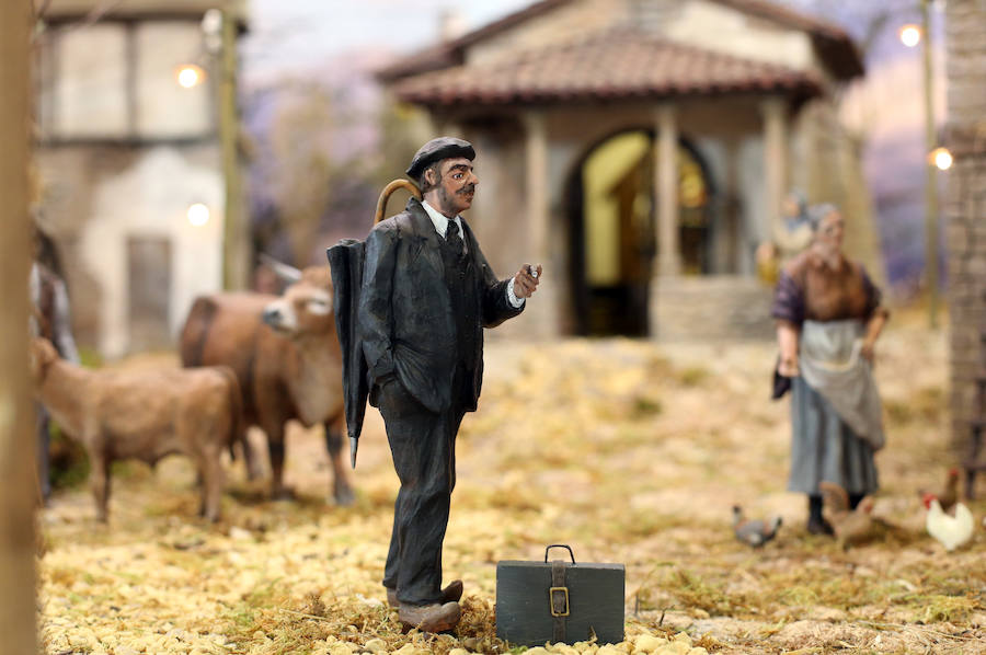 Oviedo ya tiene su Belén en la Plaza de Trascorrales, inaugurado por la presidenta de la Asociación Belenista de Oviedo, Eulalia Nacimiento