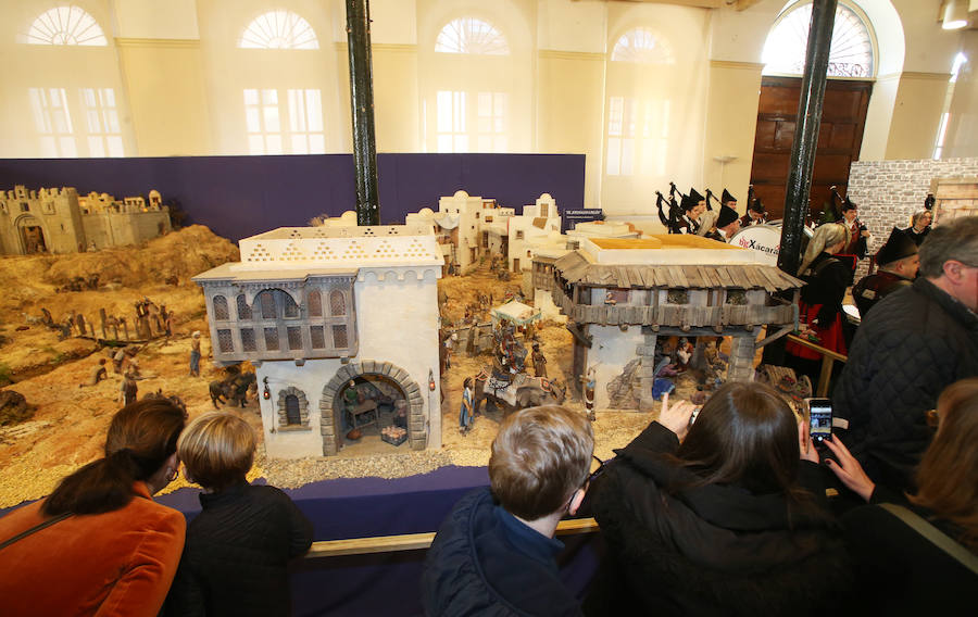 Oviedo ya tiene su Belén en la Plaza de Trascorrales, inaugurado por la presidenta de la Asociación Belenista de Oviedo, Eulalia Nacimiento