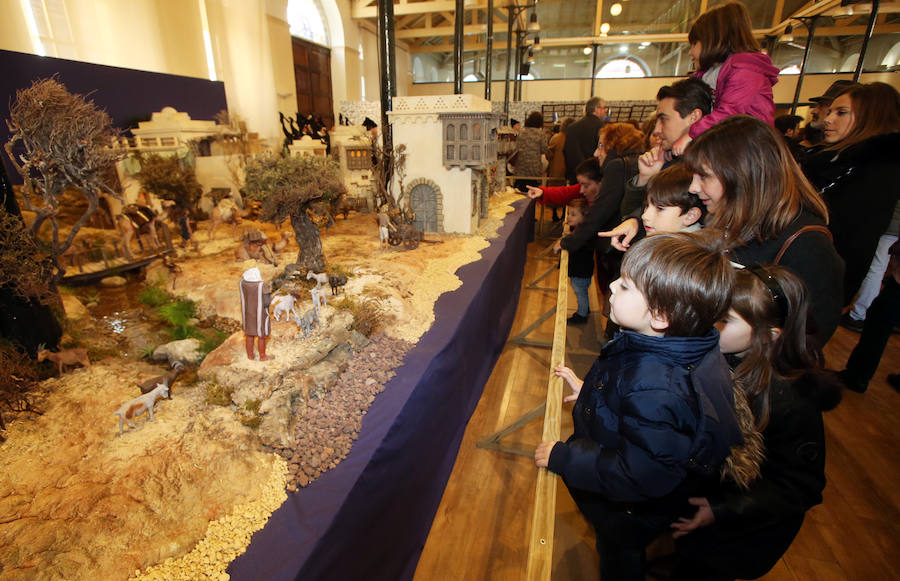 Oviedo ya tiene su Belén en la Plaza de Trascorrales, inaugurado por la presidenta de la Asociación Belenista de Oviedo, Eulalia Nacimiento
