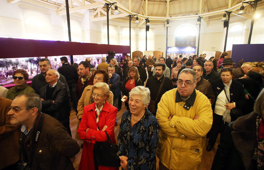 Oviedo ya tiene su Belén en la Plaza de Trascorrales, inaugurado por la presidenta de la Asociación Belenista de Oviedo, Eulalia Nacimiento