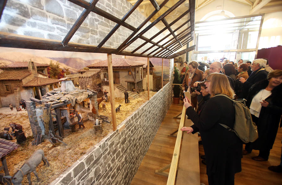 Oviedo ya tiene su Belén en la Plaza de Trascorrales, inaugurado por la presidenta de la Asociación Belenista de Oviedo, Eulalia Nacimiento