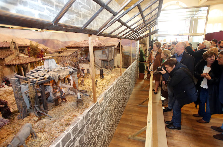 Oviedo ya tiene su Belén en la Plaza de Trascorrales, inaugurado por la presidenta de la Asociación Belenista de Oviedo, Eulalia Nacimiento
