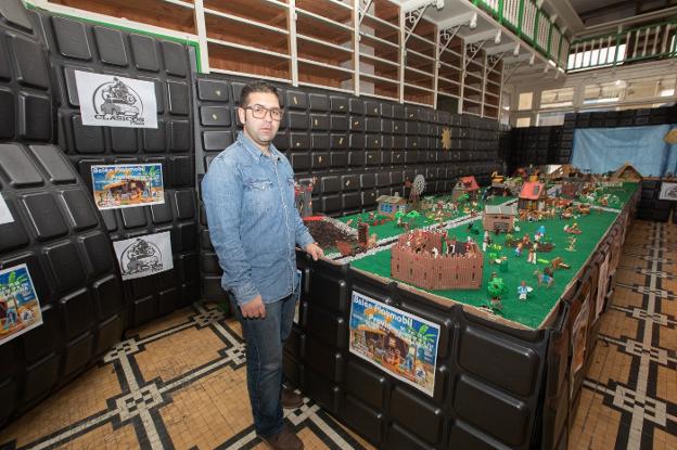 Jesús Gálvez ante el belén de Playmobil que ha organizado en Pravia 