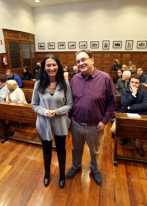 Araceli Iravedra y Fernando Valls, durante el acto de la Cátedra Ángel González en la Universidad de Oviedo. 