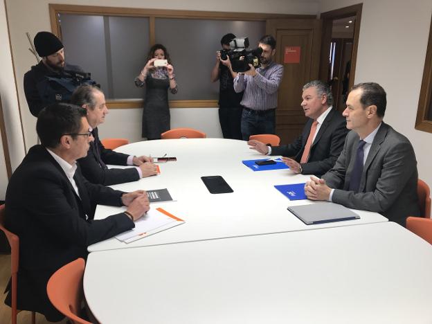 Nicanor García y Armando Fernández Bartolomé, de Ciudadanos, y Feito y el director generalde Fade, Alberto González, ayer, en la Junta. 