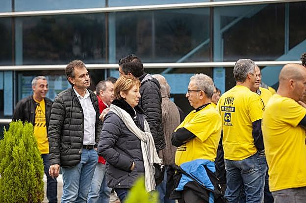 Jorge Suárez, alcalde de Gozón, asistió a la concentración de los trabajadores de Alcoa celebrada ayer. 