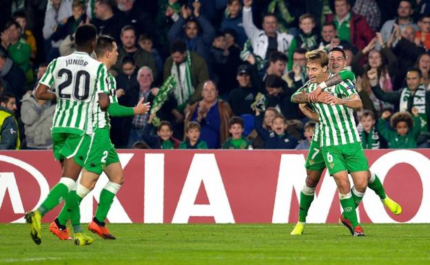 Sergio Canales, abrazado por Sergio León, tras uno de los goles del Betis. 