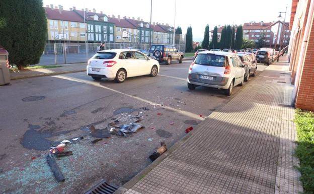 Coches afectados y restos en el lugar del choque. 