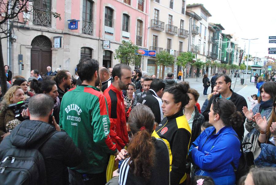 Unas doscientas personas, entre niños y adultos, se han concentrado ante las puertas del Consistorio