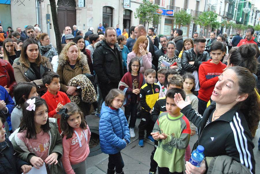 Unas doscientas personas, entre niños y adultos, se han concentrado ante las puertas del Consistorio