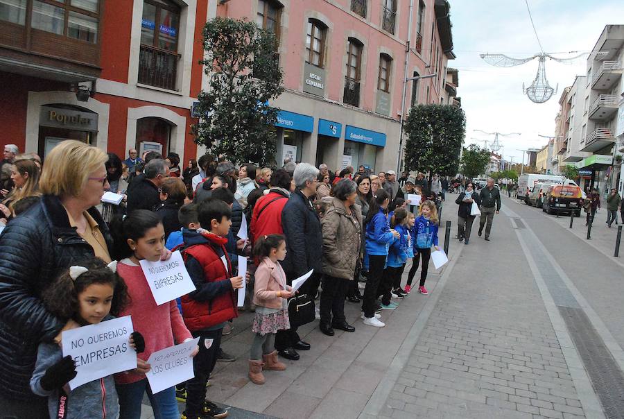 Unas doscientas personas, entre niños y adultos, se han concentrado ante las puertas del Consistorio