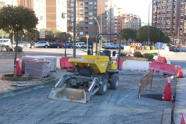 Baldosas en la zona para ser colocadas en la urbanización de varias calles de El Carbayedo. 