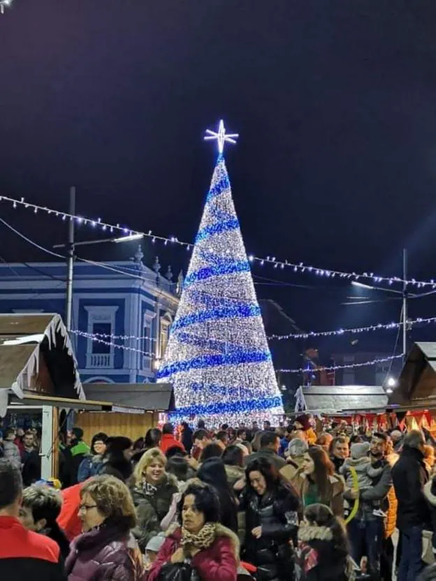 Más de un millar de personas acudieron al encendido del árbol navideño de Pola de Laviana. 