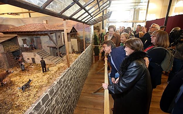 Eulalia Nacimiento y Roberto Sánchez Ramos contemplan, rodeados de una multitud, la novedad de este año, el nacimiento costumbrista asturiano. 