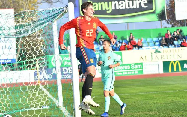 Javi Cueto celebra su gol con la Selección Española Sub 18 ante Portugal. 